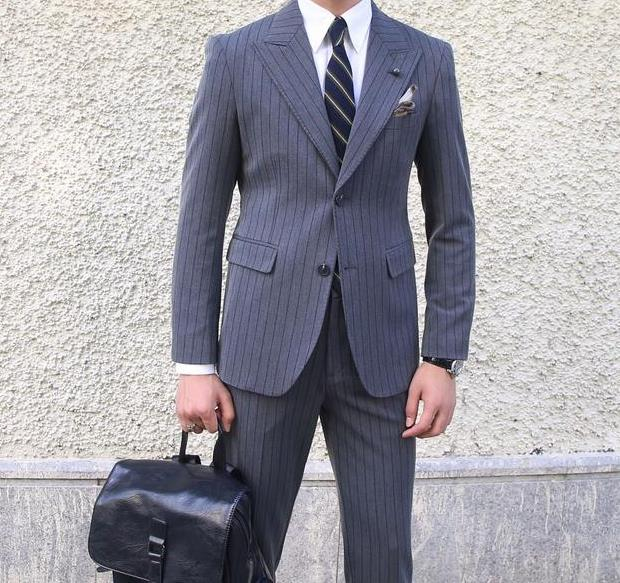 西服定做的過程涉及到多個重要的環(huán)節(jié)和步驟,